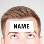 Mann mit Namensschild vor der Stirn