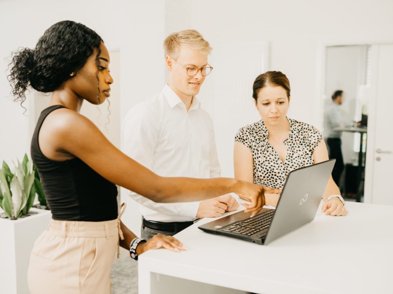 Gemeinsame Lösungssuche – Teammeeting mit Mandantin am Laptop