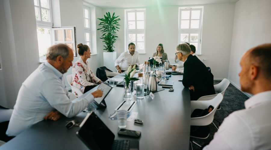 Teammeeting im Konferenzraum bei QUATTEK & PARTNER – konstruktive Zusammenarbeit